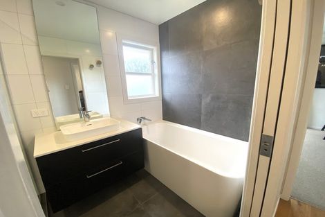 Photo of property in 21 Durham Street, Te Atatu Peninsula, Auckland, 0610