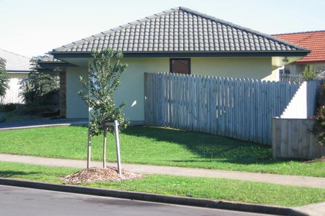 Photo of property in 8 Frank Bunce Grove, Flat Bush, Auckland, 2019