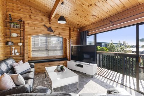 Photo of property in 33b Kauri Road, Stanmore Bay, Whangaparaoa, 0932