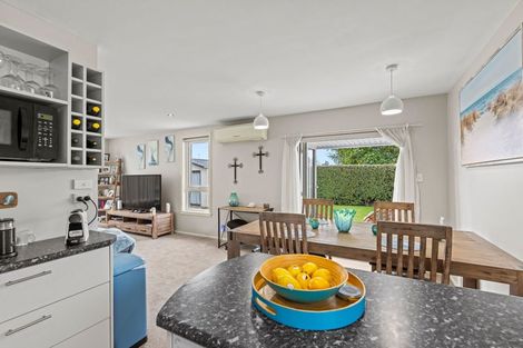 Photo of property in 21 La Perouse Place, Northcote, Christchurch, 8052