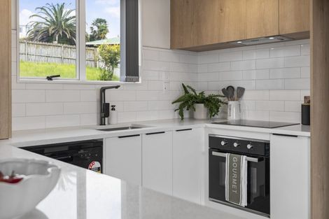 Photo of property in 8 Halloran Place, Massey, Auckland, 0614