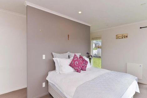 Photo of property in 31 Mcewen Crescent, Riverstone Terraces, Upper Hutt, 5018