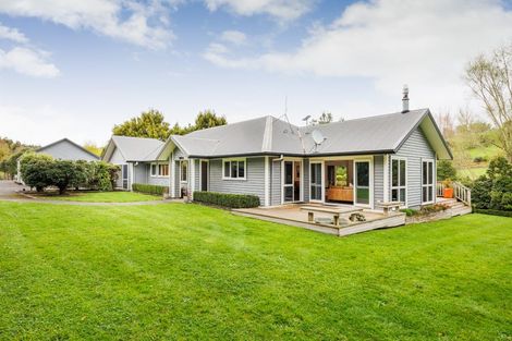 Photo of property in 35 Oram Drive, Turitea, Palmerston North, 4472