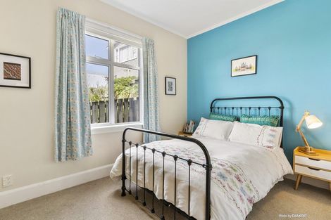 Photo of property in 124 Queens Drive, Lyall Bay, Wellington, 6022