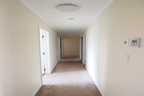 Photo of property in 9 Graven Court, Henderson, Auckland, 0612