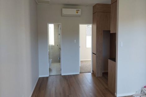Photo of property in 1b Taupiko Place, Green Bay, Auckland, 0604