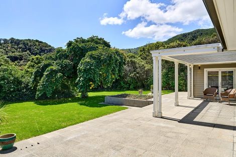 Photo of property in 5 Cheviot Road, Lowry Bay, Lower Hutt, 5013