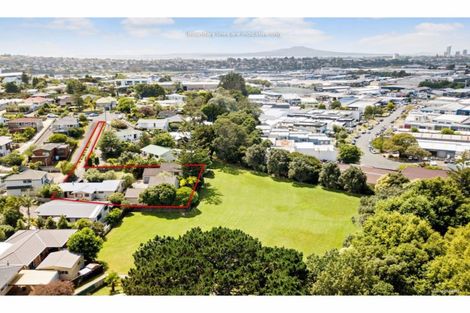 Photo of property in 2/24 Merton Avenue, Glenfield, Auckland, 0627