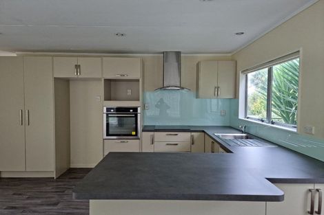 Photo of property in 15 Pokapu Street, Titirangi, Auckland, 0600