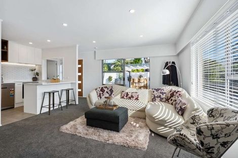 Photo of property in 2/9 Paruru Avenue, Northcote, Auckland, 0627