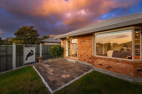 Photo of property in 15 Balmerino Grove, Waikanae, 5036