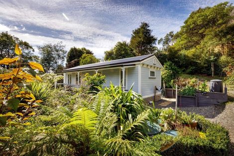 Photo of property in 16 Angle Street, Picton, 7220