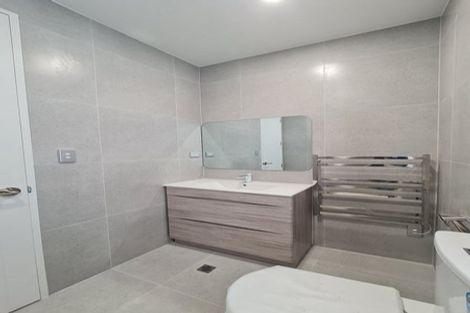 Photo of property in 2/532 Glenfield Road, Glenfield, Auckland, 0629