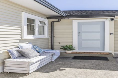 Photo of property in 15 Glanmire Road, Newlands, Wellington, 6037