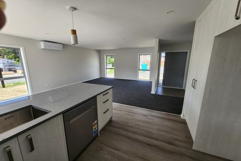 Photo of property in 17 Rewarewa Way, Timberlea, Upper Hutt, 5018