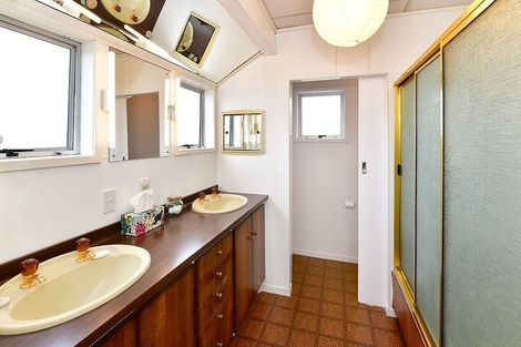 Photo of property in 20 Walton Street, Red Beach, 0932