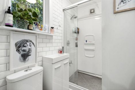 Photo of property in 10 Governor Road, Northland, Wellington, 6012