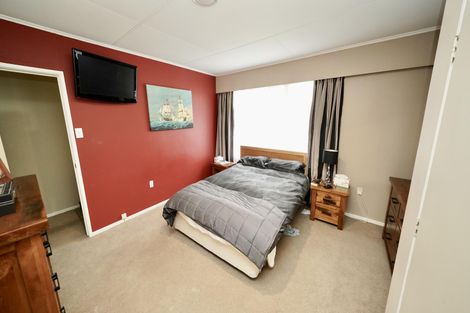 Photo of property in 4 D'urville Place, Kelvin Grove, Palmerston North, 4414