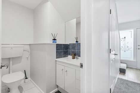 Photo of property in 5 Oystergrove Road, West Harbour, Auckland, 0618