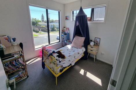 Photo of property in 4/12 Tawa Road, Te Atatu Peninsula, Auckland, 0610
