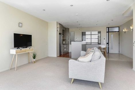 Photo of property in 2a/7 Frieston Road, Milford, Auckland, 0620
