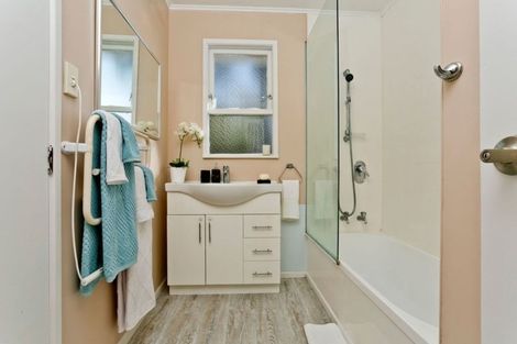 Photo of property in 32 Hatherlow Street, Glenfield, Auckland, 0629