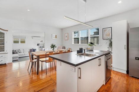 Photo of property in 27 Mexted Terrace, Tawa, Wellington, 5028