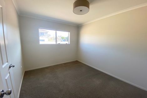 Photo of property in 2/27 Lucienne Drive, Ranui, Auckland, 0612