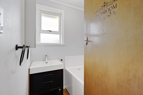 Photo of property in 12 Nikau Street, Inglewood, 4330