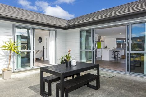 Photo of property in 6 Mount Marua Way, Timberlea, Upper Hutt, 5018