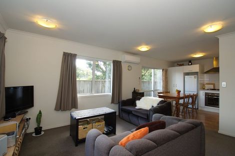 Photo of property in 15a Lyndfield Lane, Newlands, Wellington, 6037