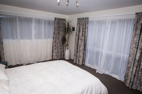 Photo of property in 18 Paddington Grove, Karori, Wellington, 6012