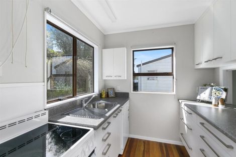 Photo of property in 6a Stella Grove, Newlands, Wellington, 6037