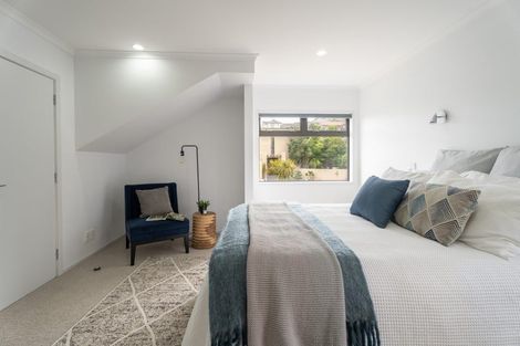 Photo of property in 7 Forbes Lane, Newlands, Wellington, 6037