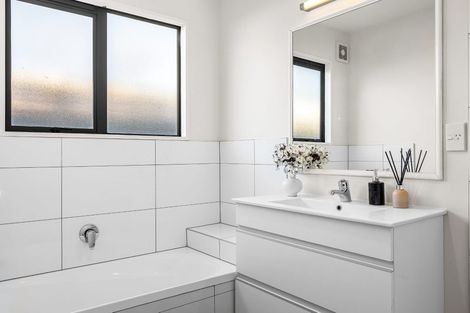 Photo of property in 2 Wendy Place, Heathcote Valley, Christchurch, 8022