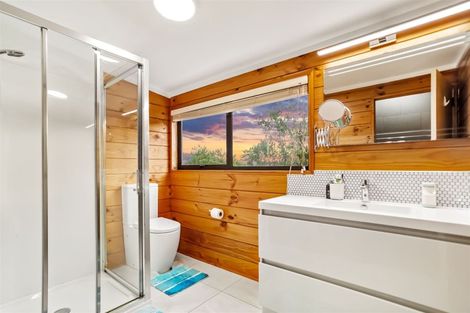 Photo of property in 22 Worthington Place, West Harbour, Auckland, 0618