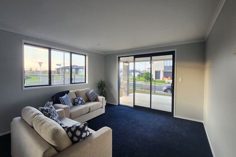 Photo of property in 2 Paapaka Way, Waiuku, 2123