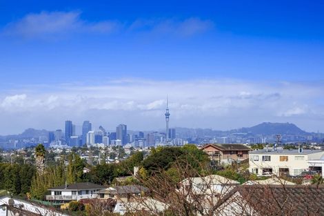 Photo of property in 1/114 Sunset Road, Unsworth Heights, Auckland, 0632