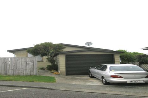 Photo of property in 10 Bayswater Place, Newlands, Wellington, 6037