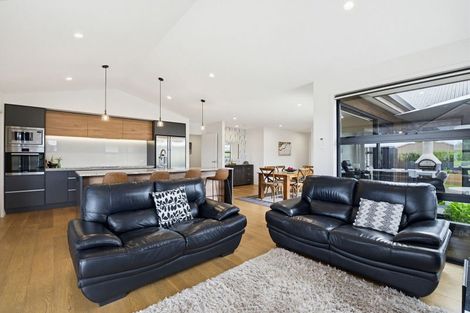 Photo of property in 10 Topping Place, Whitianga, 3510