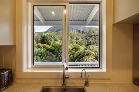 Photo of property in 16 Angle Street, Picton, 7220
