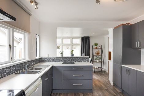 Photo of property in 19 Featherston Street, Takaro, Palmerston North, 4412