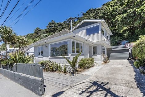 Photo of property in 318 Queens Drive, Lyall Bay, Wellington, 6022
