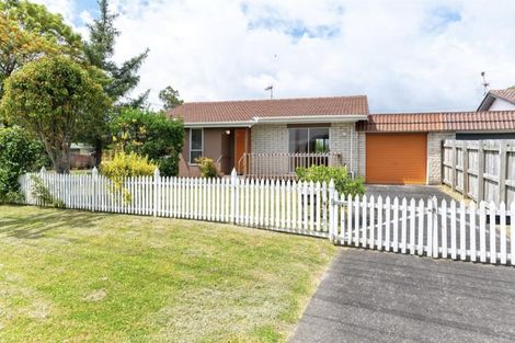 Photo of property in 2/558 Swanson Road, Ranui, Auckland, 0612