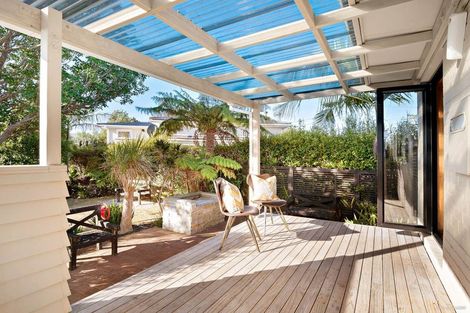 Photo of property in 1/65 Arran Road, Browns Bay, Auckland, 0630