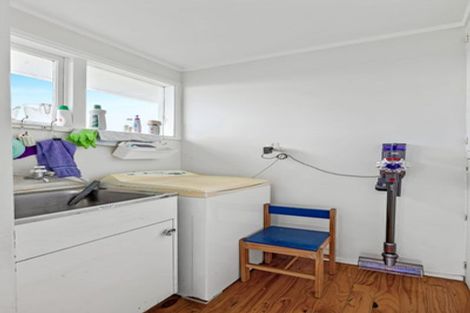 Photo of property in 11 Barker Rise, Northcross, Auckland, 0632
