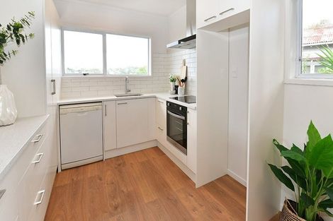 Photo of property in 2/546 Beach Road, Rothesay Bay, Auckland, 0630
