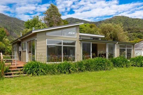 Photo of property in 2323 Queen Charlotte Drive, Ngakuta Bay, Picton, 7281