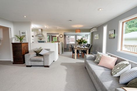 Photo of property in 6 Maybury Way, Island Bay, Wellington, 6023