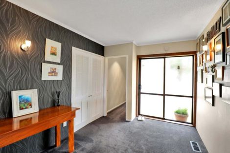 Photo of property in 92 Stewart Drive, Newlands, Wellington, 6037